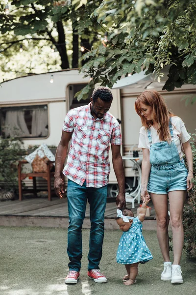 Felice Famiglia Piedi Con Carina Bambina Nel Parco Estivo Durante — Foto Stock