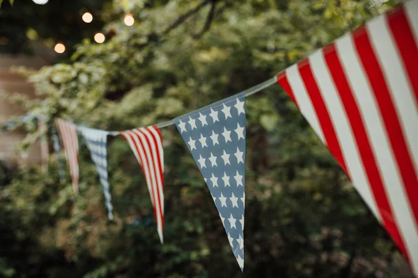 五颜六色的美式国旗挂在绳子上 模糊的公园背景 — 图库照片