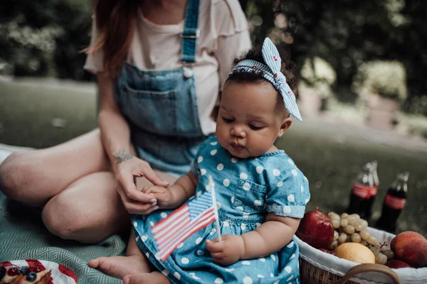Μαμά Την Κορούλα Κρατάει Σημαία Καθισμένη Στο Πάρκο — Φωτογραφία Αρχείου