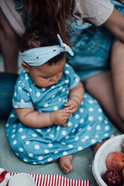 Menina Bonito Sentado Mesa Férias Com Prato Frutas — Fotografia de Stock