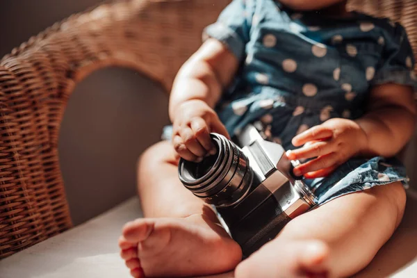 Portrét Roztomilé Holčičky Modrém Oblečení Sedí Křesle Fotoaparátem Ruce — Stock fotografie