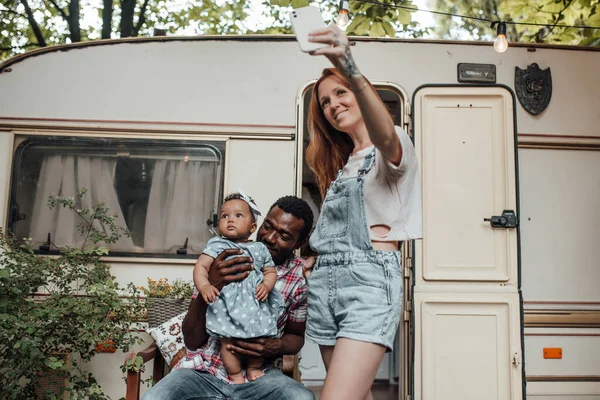 Porträtt Kärleksfull Familj Vilar Parken Med Släpvagn Bakgrunden Mor Gör — Stockfoto