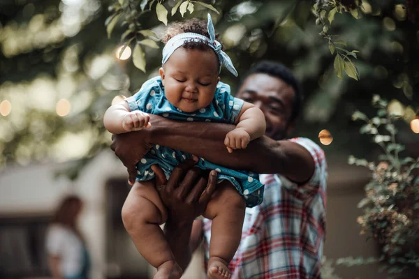 Pai Feliz Segurando Filha Bonito Parque Verão Conceito Paternidade Feliz — Fotografia de Stock