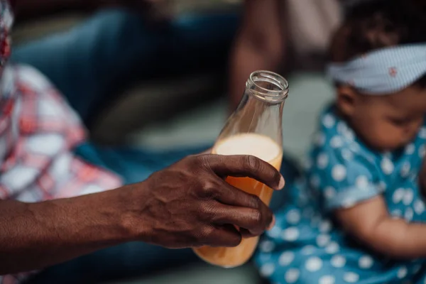 Περικοπή Τμήμα Του Ανθρώπου Μπουκάλι Χυμό Και Χαριτωμένο Baby Sitting — Φωτογραφία Αρχείου
