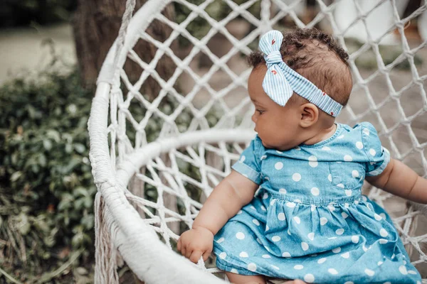 Retrato Livre Menina Bonito Vestido Azul Sentado Cadeira Vime — Fotografia de Stock