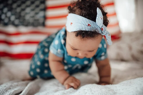 Preciosa Niña Vestido Azul Sentada Sofá Con Fondo Bandera Americana — Foto de Stock