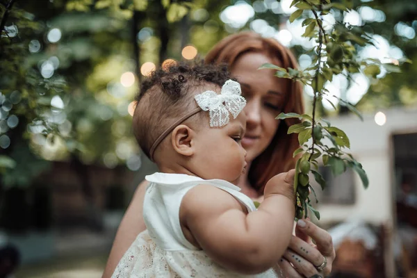 Retrato Família Feliz Livre Mãe Segurando Pequena Filha Mãos Conceito — Fotografia de Stock