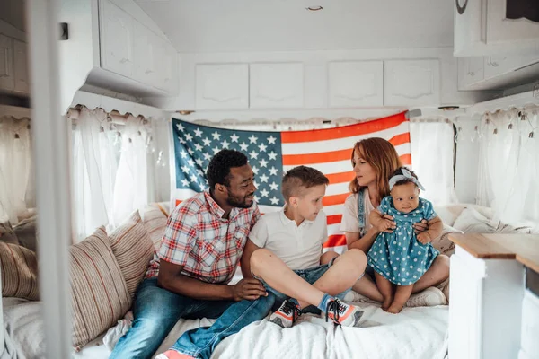 Ευτυχισμένη Οικογένεια Κάθεται Καναπέ Στο Εσωτερικό Ρυμουλκούμενο Αμερικανική Σημαία Στο — Φωτογραφία Αρχείου