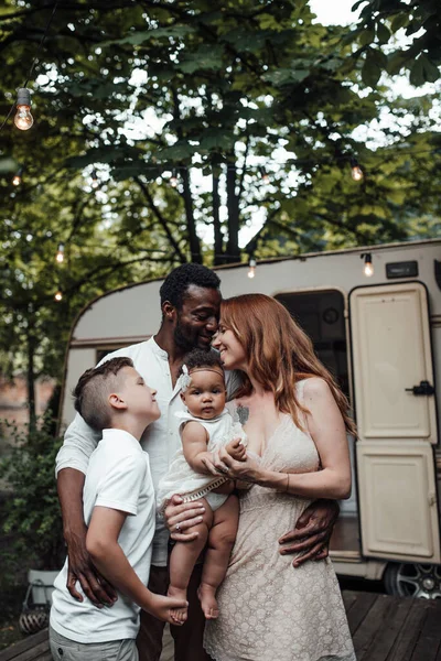 Ritratto Esterno Famiglia Felice Piedi Nel Parco Con Rimorchio Sullo — Foto Stock