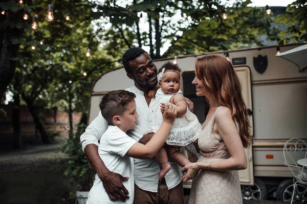 Retrato Livre Família Feliz Parque Com Reboque Fundo — Fotografia de Stock