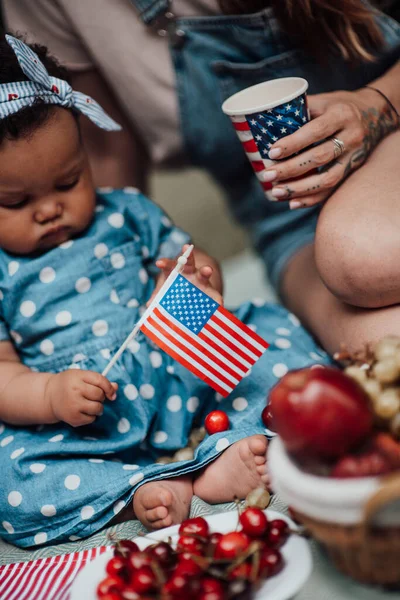 Oříznutá Část Matky Sedí Holčičkou Drží Červené Třešně Americkou Vlajku — Stock fotografie