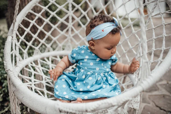 Portrait Extérieur Mignonne Petite Fille Robe Bleue Assise Dans Une — Photo