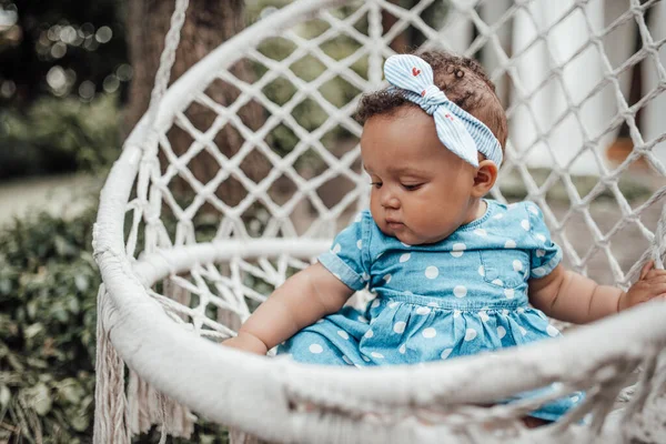 Portrait Extérieur Mignonne Petite Fille Robe Bleue Assise Dans Une — Photo