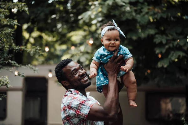 Szczęśliwy Ojciec Trzyma Uroczą Córkę Letnim Parku Koncepcja Szczęśliwego Rodzicielstwa — Zdjęcie stockowe