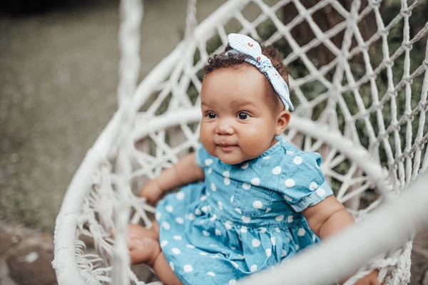 Retrato Livre Menina Bonito Vestido Azul Sentado Cadeira Vime — Fotografia de Stock