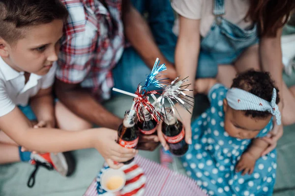 Przycięta Część Rodziny Butelkami Coli Słomkami Podczas Pikniku Parku — Zdjęcie stockowe