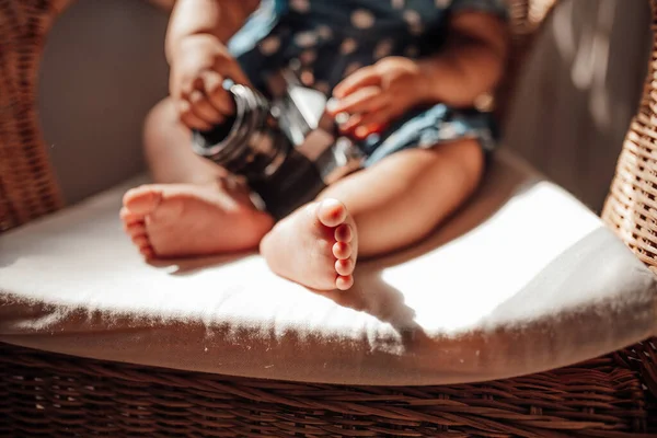 Portrét Roztomilé Holčičky Modrém Oblečení Sedí Křesle Fotoaparátem Ruce — Stock fotografie