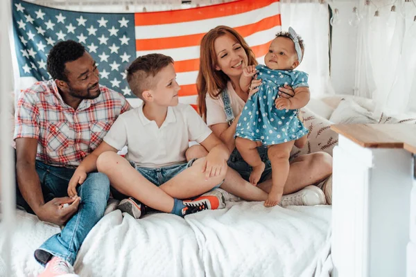 Ευτυχισμένη Οικογένεια Κάθεται Καναπέ Στο Εσωτερικό Ρυμουλκούμενο Αμερικανική Σημαία Στο — Φωτογραφία Αρχείου