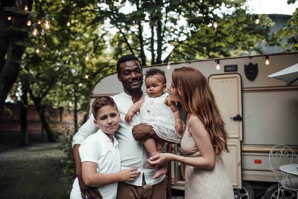 Outdoor Portrait Happy Family Standing Park Trailer Background — Stock Photo, Image