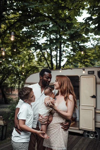 Outdoor Portrait Happy Family Standing Park Trailer Background — Stock Photo, Image