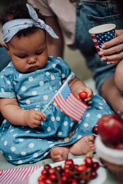 Oříznutá Část Matky Sedí Holčičkou Drží Červené Třešně Americkou Vlajku — Stock fotografie