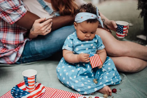 Oříznutá Část Holčičky Držící Americkou Vlajku — Stock fotografie