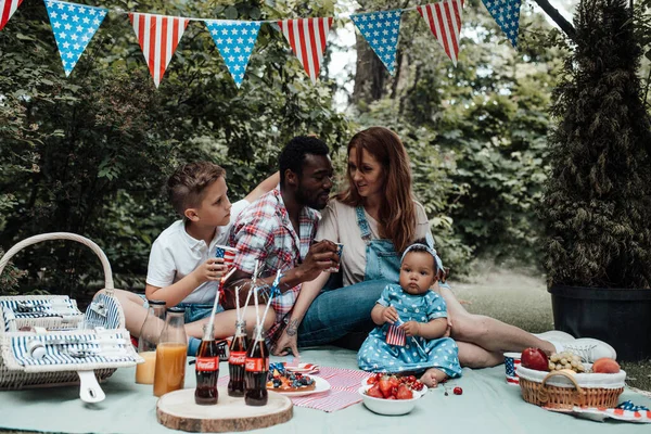 Oslavujeme Rodinu Pikniku Letním Parku Šťastní Rodiče Jíst Ovoce Dort — Stock fotografie