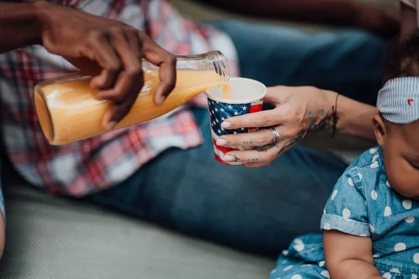 Corte Seção Homem Com Garrafa Suco Bebê Bonito Sentado — Fotografia de Stock