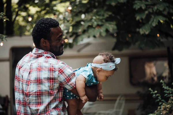 Ευτυχισμένος Πατέρας Που Κρατάει Την Χαριτωμένη Κόρη Του Στο Πάρκο — Φωτογραφία Αρχείου