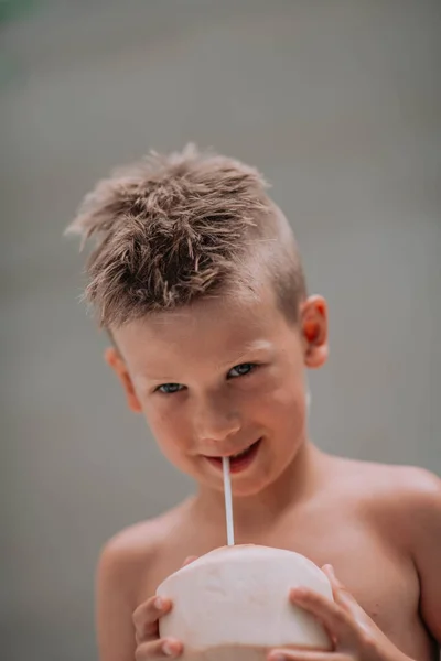 Anak Kecil Yang Lucu Minum Jus Kelapa Musim Panas — Stok Foto