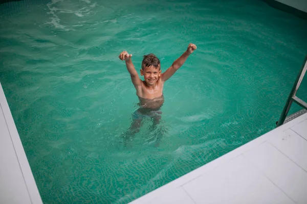 Niño Feliz Disfrutar Piscina Verde — Foto de Stock