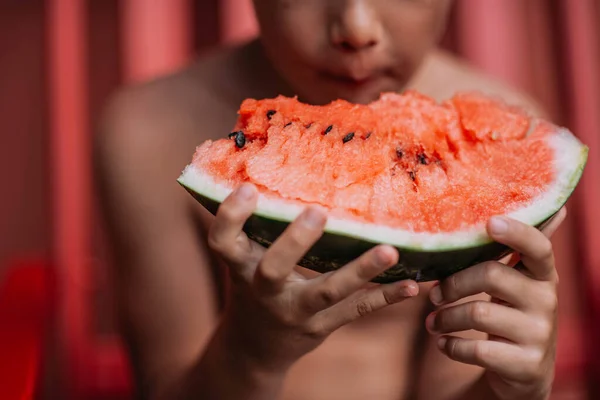 Kleiner Junge Sitzt Auf Dem Roten Stuhl Und Isst Wassermelone — Stockfoto