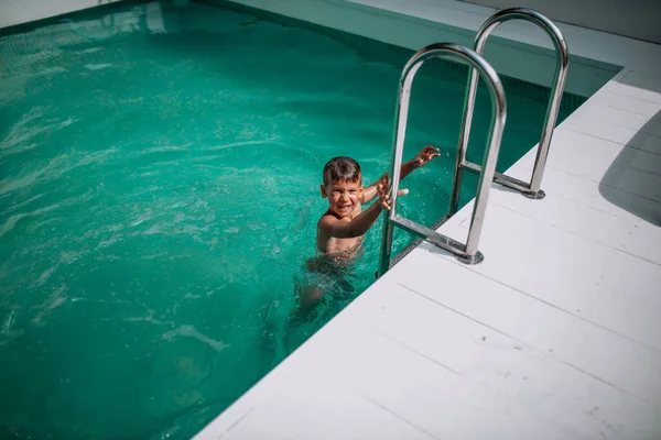 Niño Subiendo Escalera Piscina Verano —  Fotos de Stock