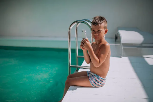 Young Boy Sitting Swimming Pool Summer — Stock Photo, Image