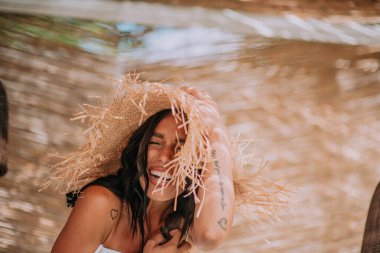 Hasır şapka portresi giyen çekici bir model. 