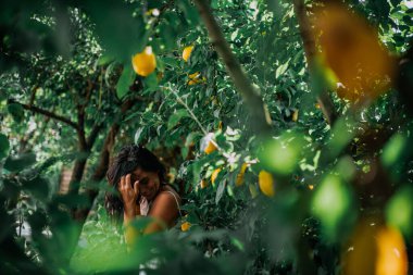 seçici odak noktası limon ağacının yanında poz veren kız
