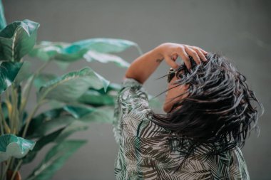 Poz veren genç kızın dikiz açısı