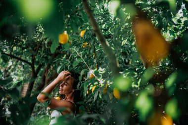 seçici odak noktası limon ağacının yanında poz veren kız