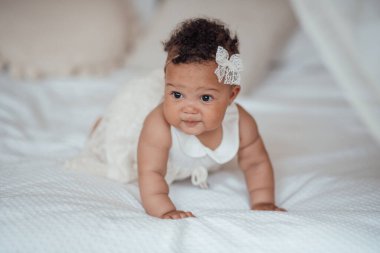 Evdeki sevimli bebeğin seçici odağı