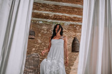 Beyaz elbiseli genç bayan.