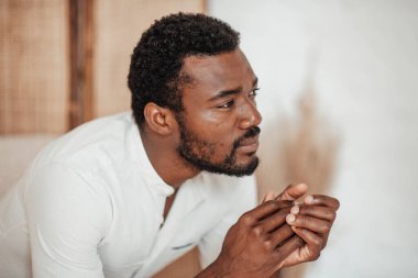Yakışıklı Afrikalı-Amerikalı adam portresi 