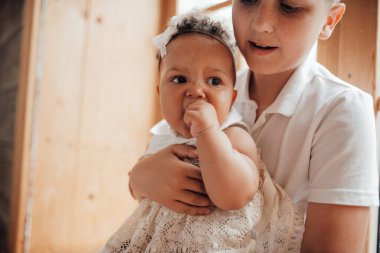 Kardeşiyle birlikte küçük tatlı bir kız.