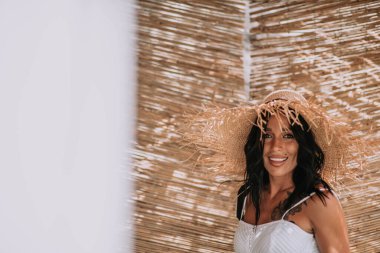 Hasır şapkalı kadın model. Yakın plan portre. 