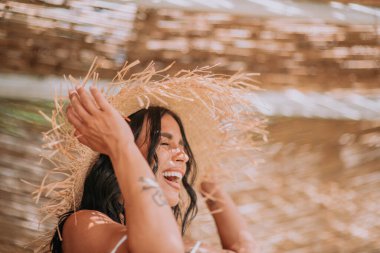 Hasır şapka portresi giyen çekici bir model. 