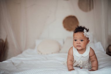 sevimli melez bebek yatakta 