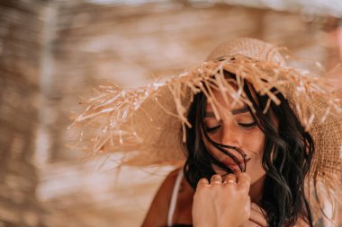 Hasır şapkalı kadın model. Yakın plan portre. 