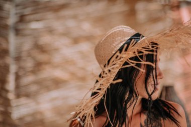 Hasır şapkalı kadın model. Yakın plan portre. 