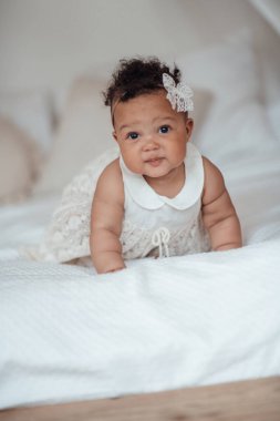 sevimli melez bebek yatakta 