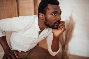 Yakışıklı Afrikalı-Amerikalı adam portresi 