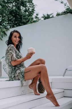 Kız kokteyl tutuyor ve dinleniyor. 